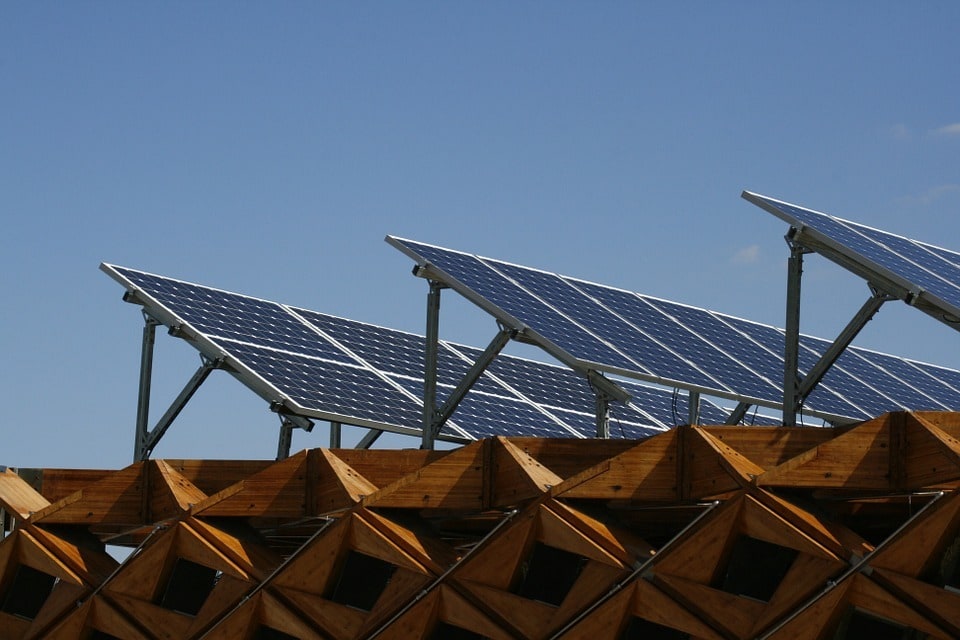 Ombrières de parking avec panneaux photovoltaïques intégrés